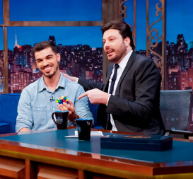 Renan Cerpe sentado com o Danilo Gentili