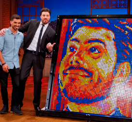 Renan Cerpe mostrando seu retrato do Danilo Gentili feito de cubo mágico