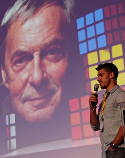 Renan palestrando com o fundo do Erno Rubik